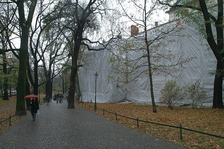 Kolejną, ważną dla przestrzeni publicznych Starego Miasta  jest restauracja elewacji zewnętrznych, od strony Plant, klasztoru ss