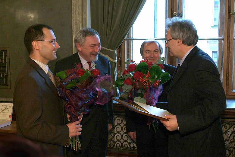 Na drugim planie widoczny Stanisław Dziedzic, Dyrektor Wydziału Kultury i Dziedzictwa Narodowego UMK, członek jury przyznającego