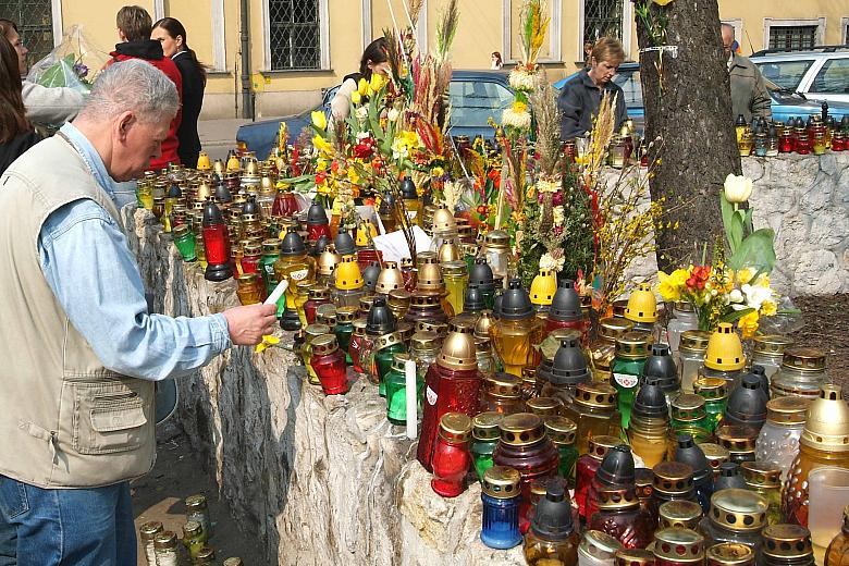 Na murkach wokół Bazyliki Franciszkanów zabrakło miejsca dla zniczy i palm wielkanocnych. 