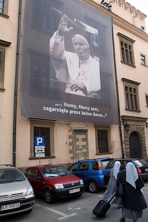 Także na krakowskim magistracie zawisło wielkie, przejmujące w swojej wymowie, zdjęcie Jana Pawła II