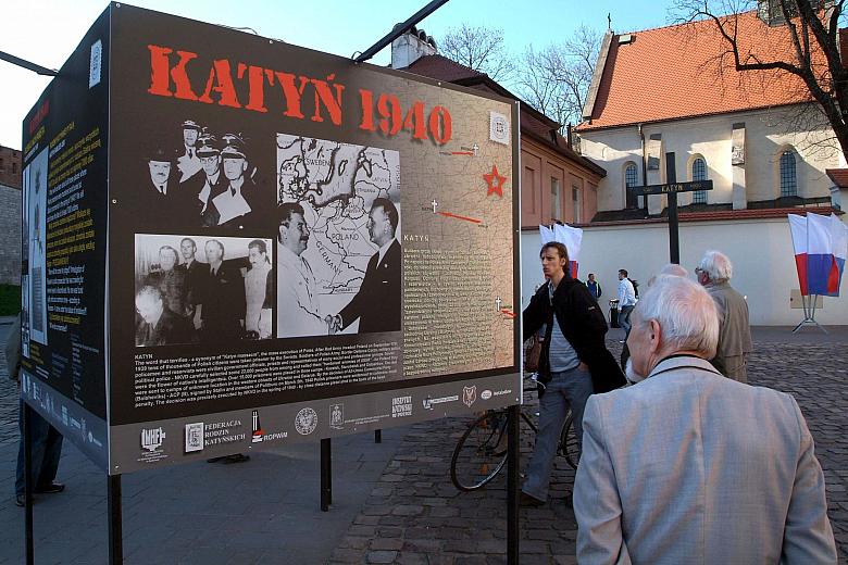 Autorami scenariusza wystawy są Izabella Skąpska i Andrzej Skąpski z  Federacji Rodzin Katyńskich w Warszawie oraz Zbigniew Siek