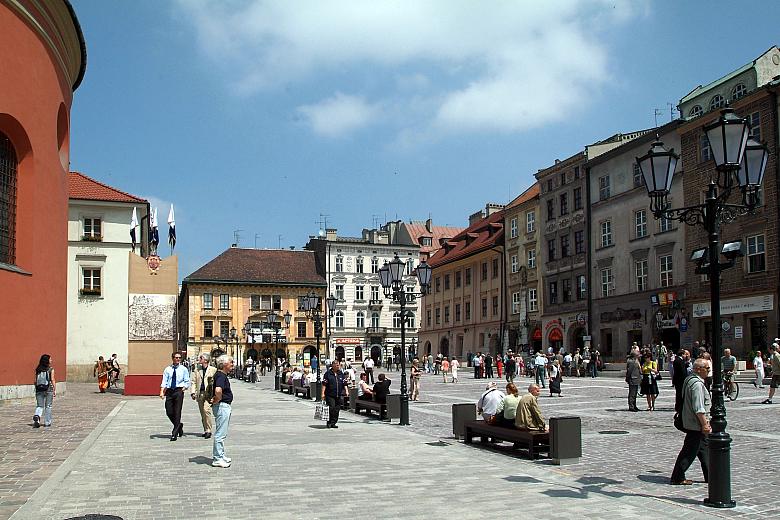 Mały Rynek zyskał nie tylko nową nawierzchnię lecz także nową "małą architekturę" - latarnie i ławki.