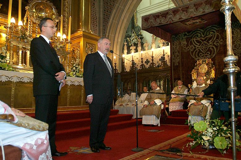 Od ołtarza padły słowa wypowiedziane przez Prezydenta i Przewodniczącego Rady Miasta.