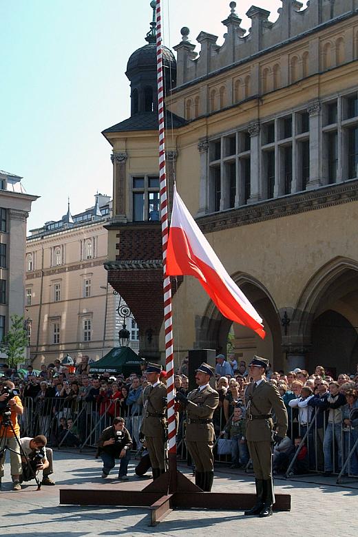 Na maszt wciągnięto flagę biało-czerwoną.