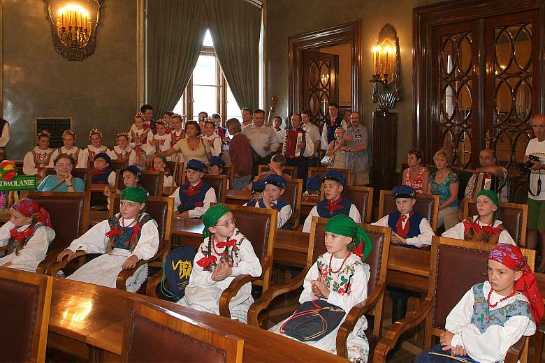 Na miejscach, które zwykle zajmują krakowscy radni, zasiedli młodzi artyści.