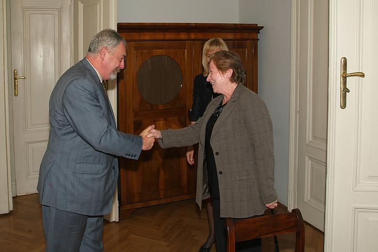 ...oraz wyraził nadzieję, że wracając do Francji zabierze z sobą cząstkę Krakowa by tam, w swoim kraju, pełnić nieformalne obowi