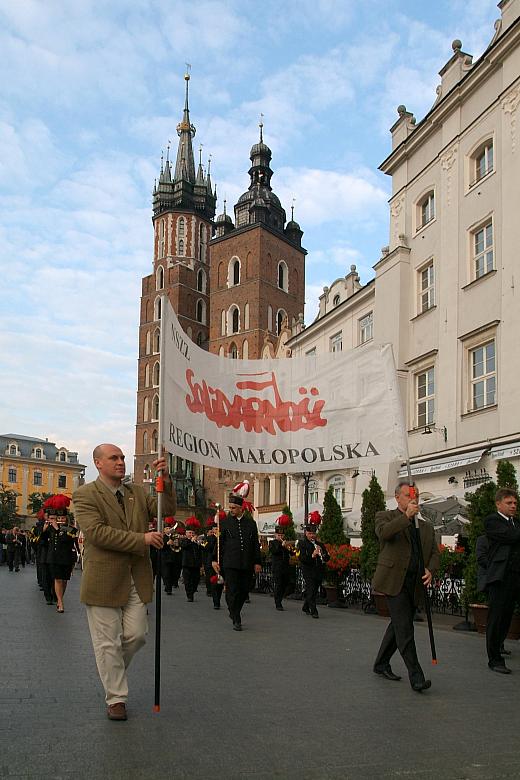 Po mszy uformował się pochód. Na jego czele znalazł się transparent Zarządu Regionu NSZZ "Solidarność"...