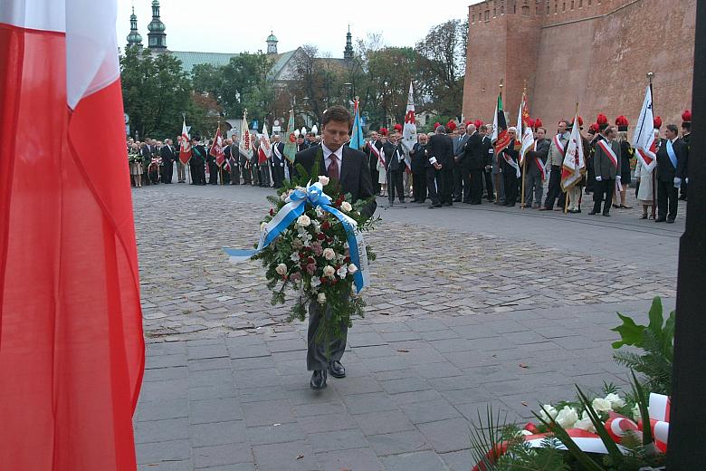 W imieniu władz Krakowa wieniec z szarfami w barwach miejskich złożył Sekretarz Miasta Paweł Stańczyk.