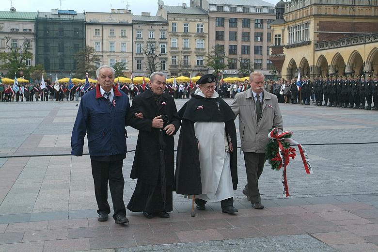 Wśród składających wieńce i wiązanki kwiatów byli także: ksiądz generał Adam Studziński, weteran spod Monte Cassino oraz ksiądz 