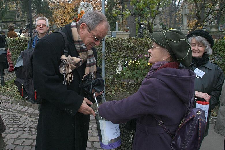 Ofiarnie kwestował znany krakowski aktor i polityk, dyrektor Teatru Ludowego, Jerzy Fedorowicz.