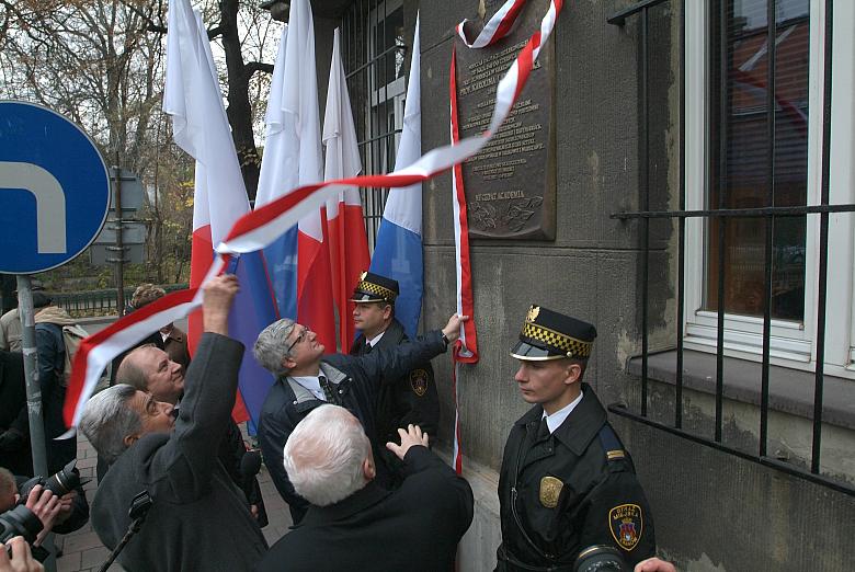 Aresztowana w 1942 r. w Stanisławowie została skazana na śmierć. Wykonanie wyroku zostało uchylone dzięki interwencji włoskiej r