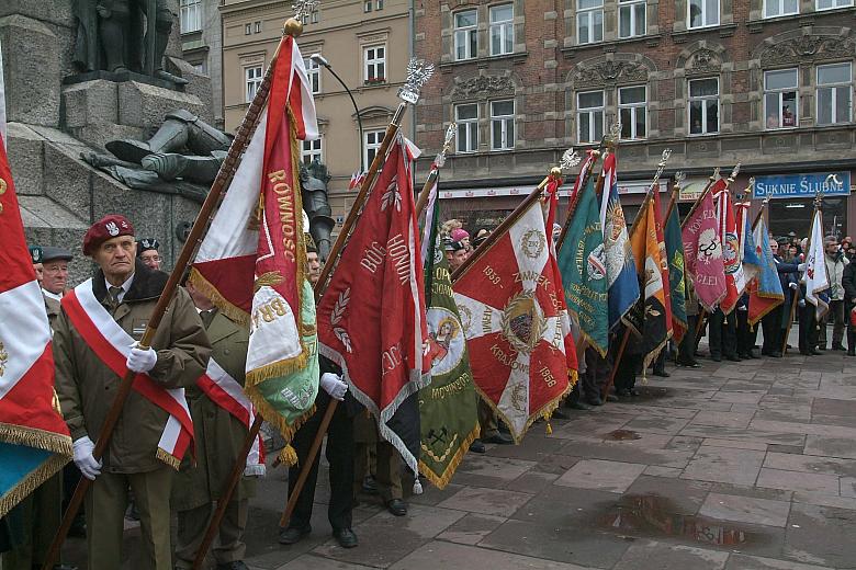 Zgodnie z ceremoniałem podczas wykonywania hymnu pochylono sztandary.