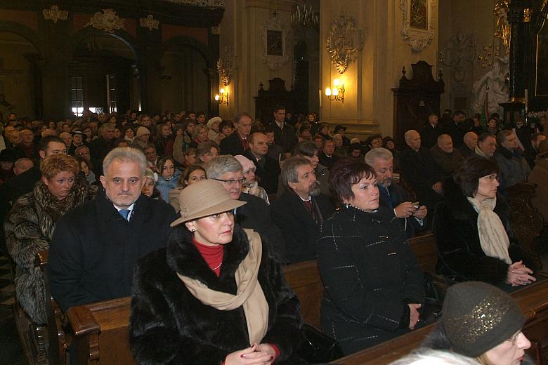 Kościół na Skałce wypełnił się ludźmi.