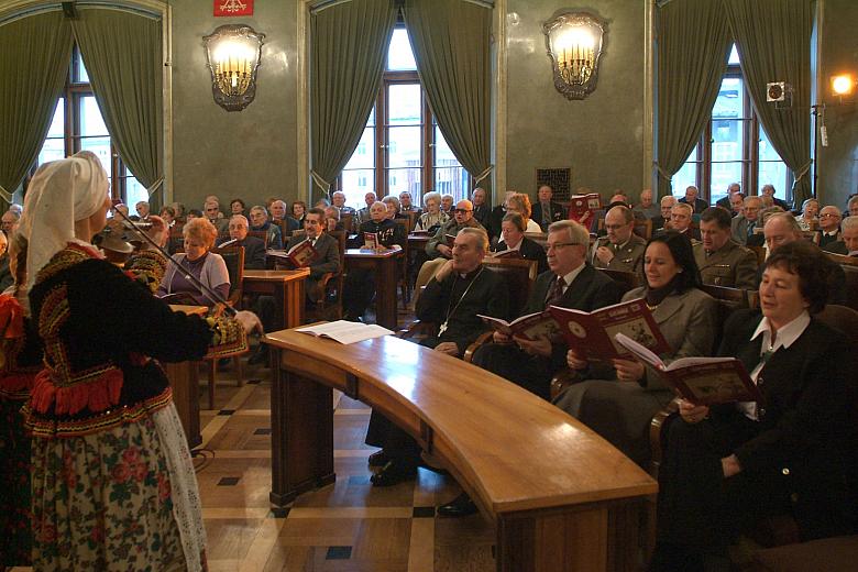 Wystąpił Zespół "Promyki Krakowa" pod kierownictwem Romy Krzemień. Moderatorem spotkania była Lidia Jazgar.