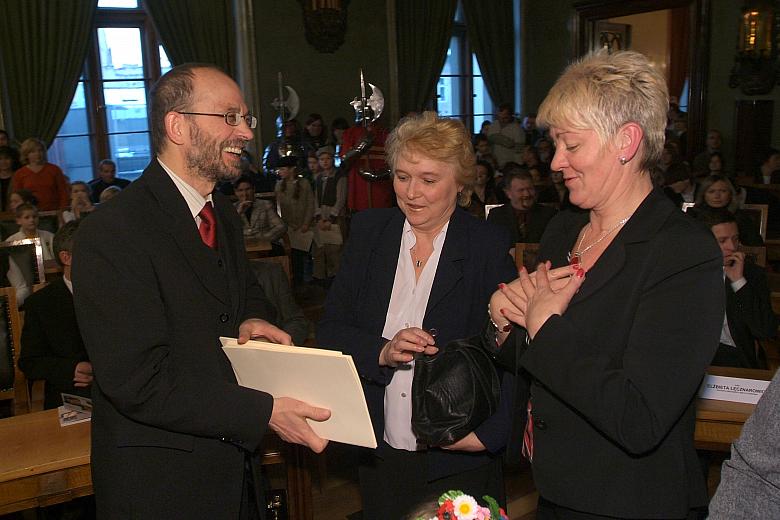 Nagrody wręczał Jan Żądło, dyrektor Wydziału Edukacji UMK. Na zdjęciu: Bogusława Grzybowska, Dyrektor Przedszkola nr 67 oraz Mar