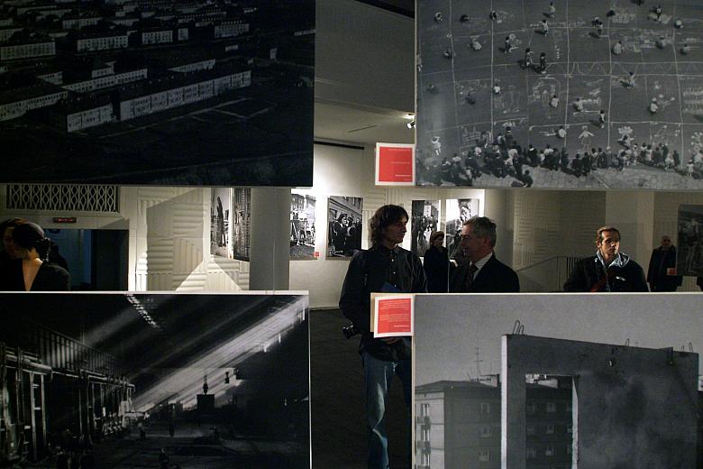 Wystawę zorganizowała Fundacja Imago Mundi, powstała w roku 2005, z inicjatywy środowiska krakowskich fotografików dokumentalist
