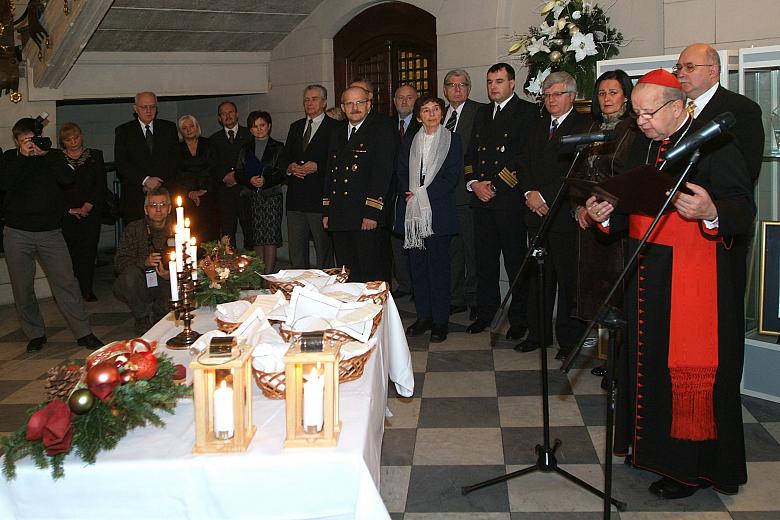 Ksiądz kardynał Stanisław Dziwisz pobłogosławił opłatki...