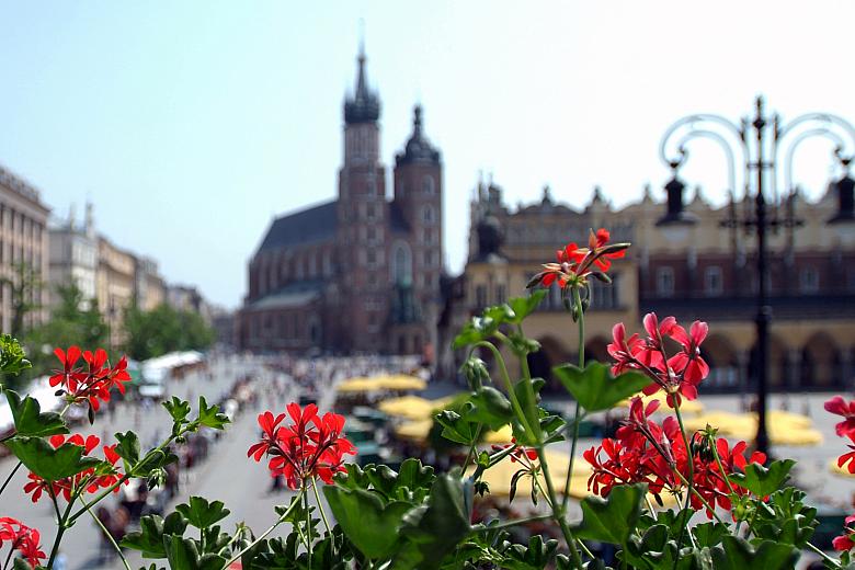 Kościół Mariacki, mieszczańska i miejska świątynia, to duma krakowian. Przez stulecia otaczany szacunkiem, ozdabiany i pielęgnow