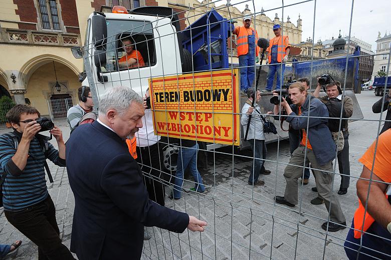 W likwidację stojącego od dwóch lat ogrodzenia włączył się osobiście Prezydent Jacek Majchrowski. 
Usunięcie fragmentu ogrodzen