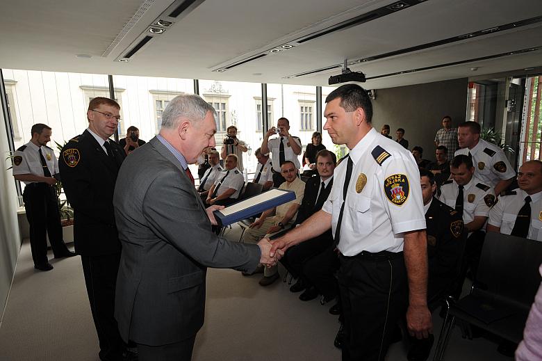 Zwycięzcom oraz uczestnikom konkursu Prezydent serdeczne pogratulował. Jednym z odbierających gratulacje był starszy strażnik Ra