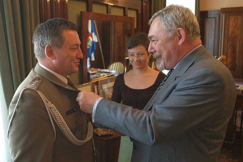 Prezydent Miasta Krakowa profesor Jacek Majchrowski udekorował Odznaką "Honoris gratia" pułkownika Krzysztofa Jankowsk