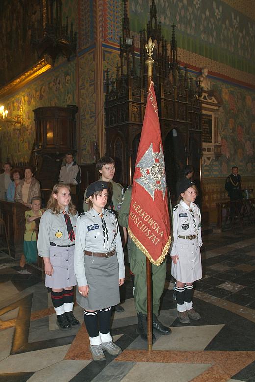 Do Bazyliki Franiszkanów przybyli przedstawiciele różnych pokoleń. Nie zabrakło pocztu sztandarowgo krakowskiej chorągwi.