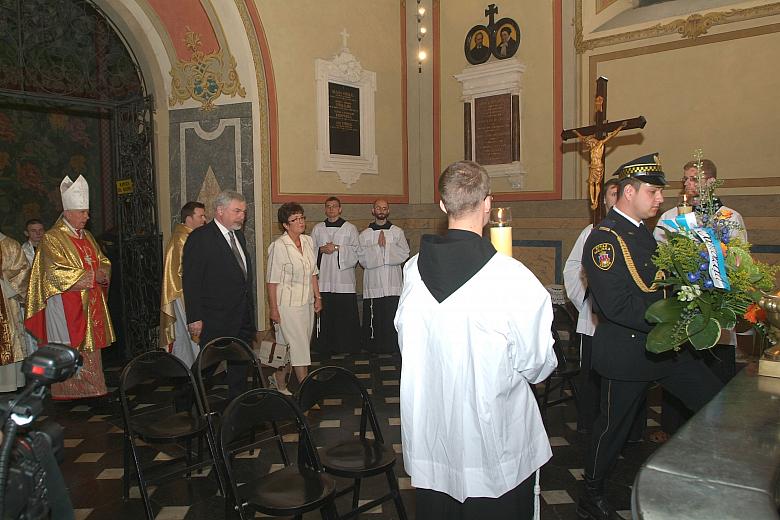 Po uroczystym nabożeństwie Przewodnicząca Rady Miasta Małgorzata Radwan-Ballada oraz Prezydent Krakowa Jacek Majchrowski złożyli