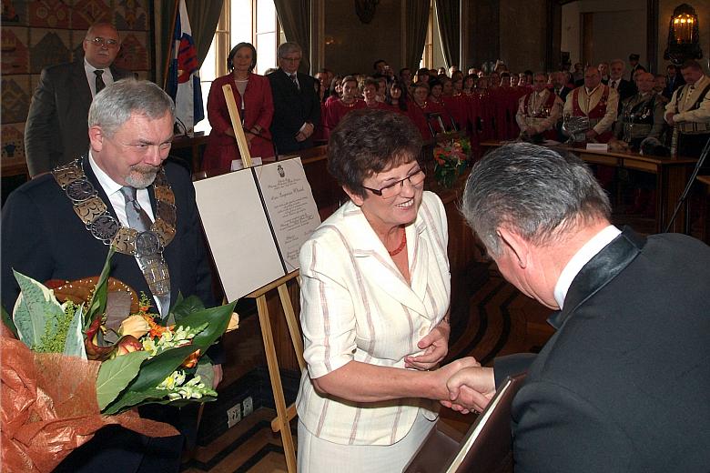 Doktor Jan Rybarski odebrał, w imieniu Chóru Mariańskiego, odznaczenie i gratulacje.