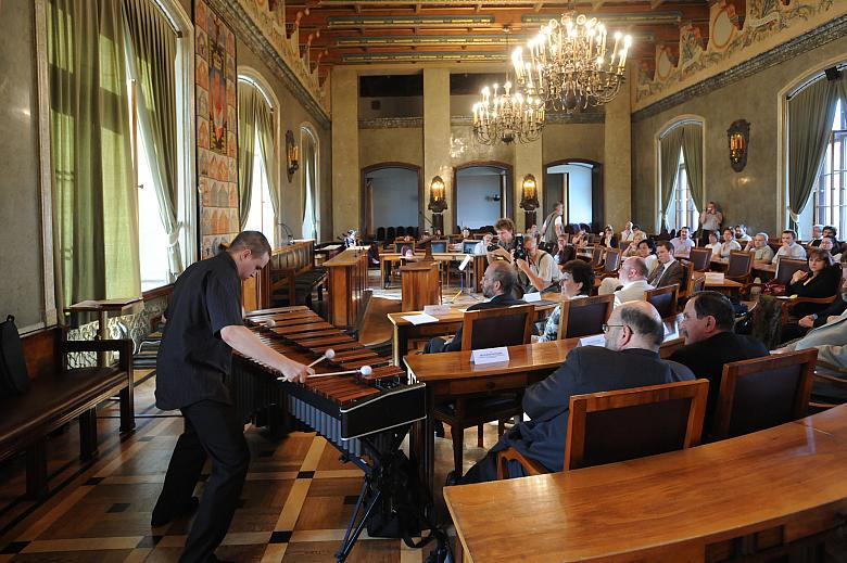 Tomasz Arnold, uczeń Państwowej Ogólnokształcącej Szkoły Muzycznej II stopnia im. F. Chopina w Krakowie, laureat nagrody edukacy