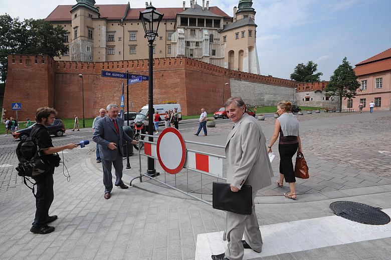 Skończył się czas remontu i można usunąć barierę ze znakiem zakazu ruchu.