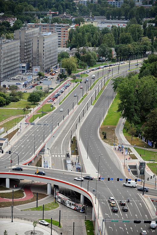 Patrząc na zmodernizowaną aleję Powstania Warszawskiego aż trudno uwierzyć, że kiedyś biegła tędy linia okopów miejskich.