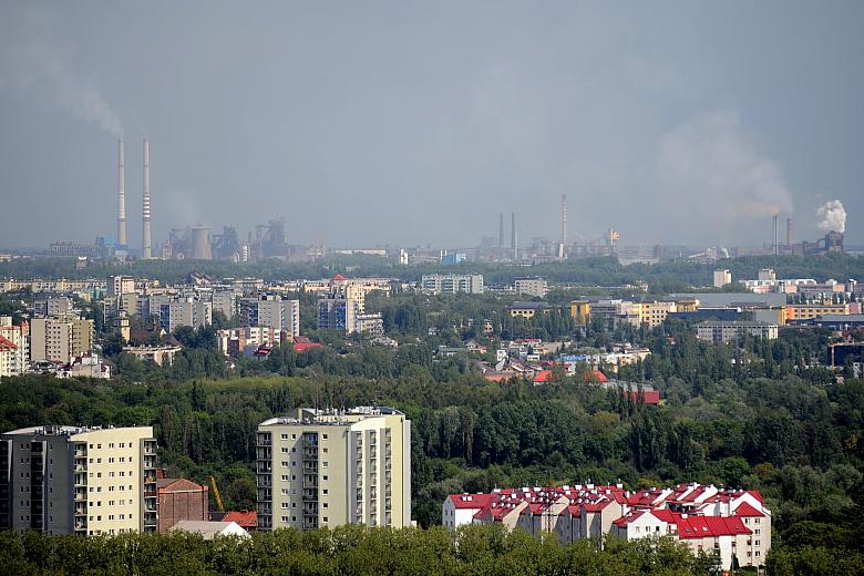 W tle kombinat metalurgiczny, kiedyś "sztandarowa" budowa socjalizmu, dziś należący do koncernu Mittal Steel Company.