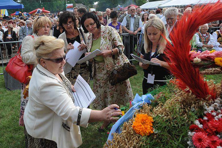 Wieńce oceniało jury w składzie: Barbara Majchrowska - przewodnicząca, Anna Chudzik, Teodozja Maliszewska, Małgorzata Oleszkiewi