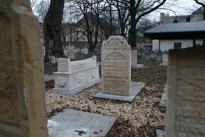 Spoczęły na nim pokolenia mieszkańców Oppidum Iudeorum czyli Miasta Żydowskiego, skupionego wokół ulicy Szerokiej.