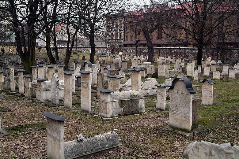 Wśród zachowanych macew znajduje się między innymi nagrobek żyjącego w wieku XVII krakowskiego kupca i bankiera Izaaka Jakubowic