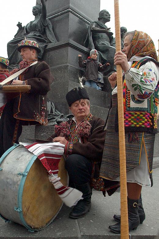 Pod pomnikiem Adama Mickiewicza pojawili się rzadko w Krakowie widywani goście, przybysze znad Prutu i Czeremoszu czyli autentyc