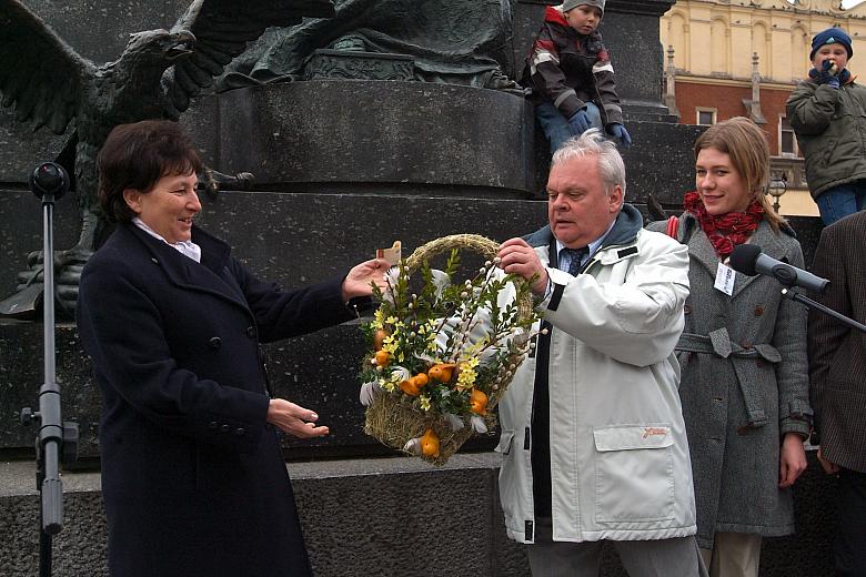 Prezes Roman Gawrysiak przekazał władzom Krakowa symboliczny koszyczek. 
Dar odebrała Elżbieta Lęcznarowicz, Zastępca Prezydent