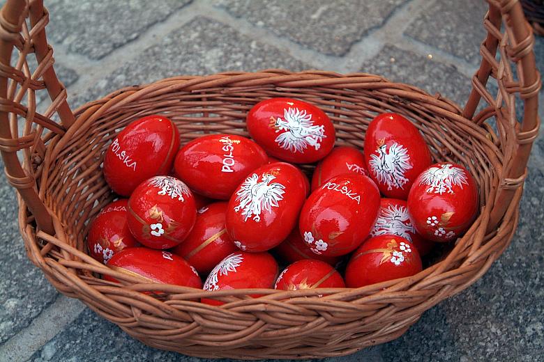 Pisanki - i te prawdziwe, i te drewniane - można zdobić na rozmaite sposoby. 