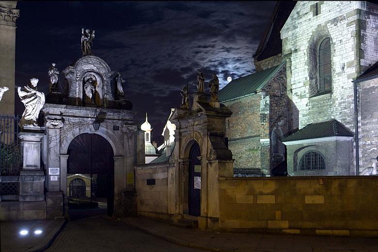 Kościół pod wezwaniem św. Andrzeja ufundował zapewne palatyn Sieciech w drugiej połowie XI wieku. Jest to w Krakowie jedyna zach