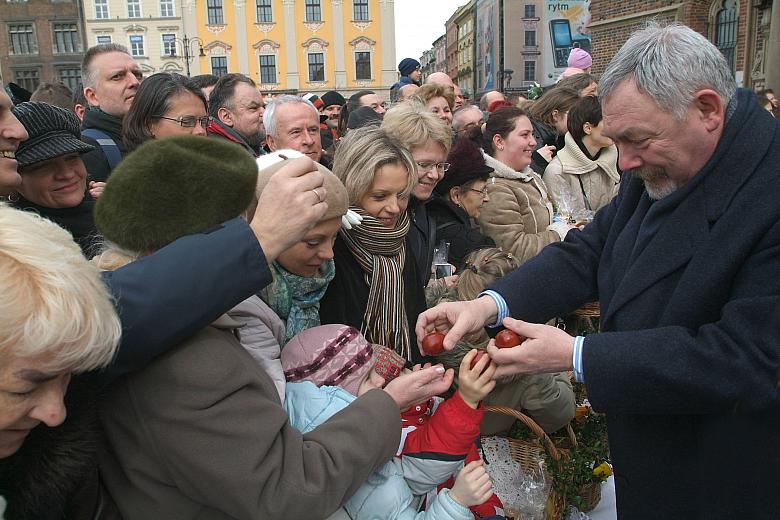 Prezydent rozdawał nie tylko chlebki lecz również kraszanki, zgodnie z tradycją barwione w wywarze z łupin cebuli.