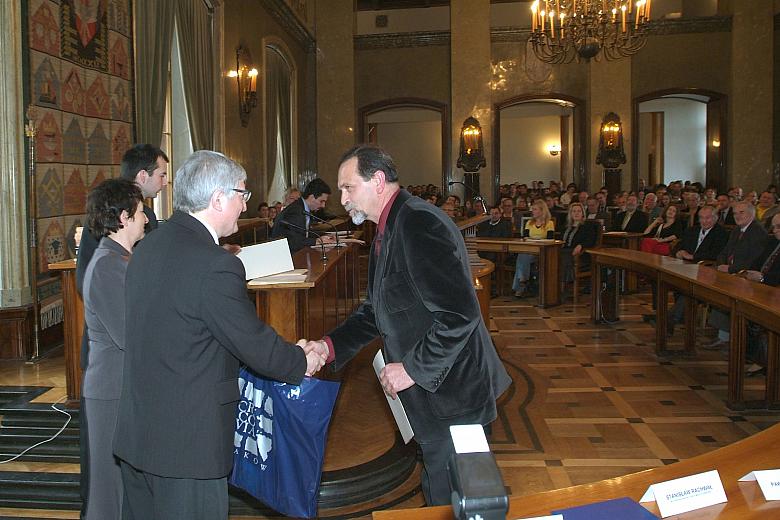 Był on jednym z 32. trenerów i 63. zawodników, którzy zostali uhonorowani.