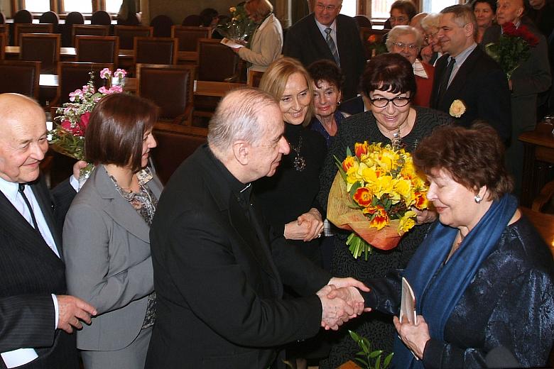 Po zamknięciu sesji Jubilatka odbierała gratulacje i życzenia od licznie przybyłych na uroczystość wielbicieli talentu Wielkiej 