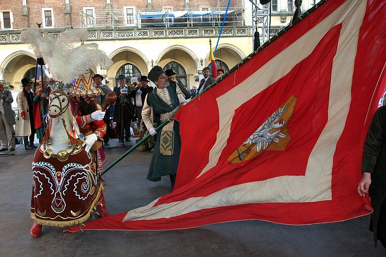 Lajkonikowi towarzyszył chorąży z wielką chorągwią bractwa włóczków.