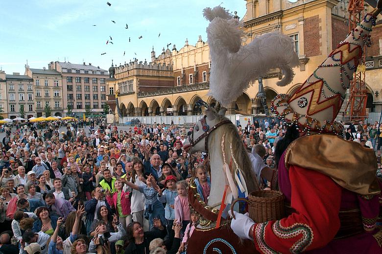 "Zwyczaj powyższy, jak niesie podanie ludowe, powstał na pamiątkę zwycięstwa, odniesionego nad Tatarami przez mieszczan kra