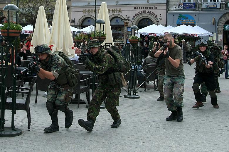 Pojawiły się nawet akcenty militarne...