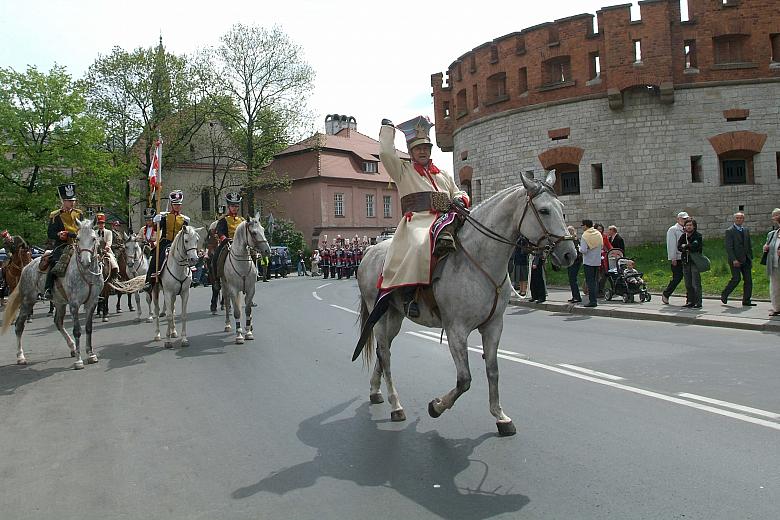 Tegoroczny pochód patriotyczny szedł z Wawelu na Plac Matejki inną niż w poprzednich latach trasą. Przyczyną tego był remont uli