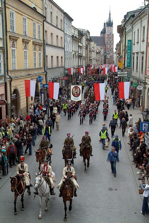 Współczesni kontynuatorzy polskich tradycji kawaleryjskich wystąpili w mundurach z różnych epok. Byli "krakusi", forma