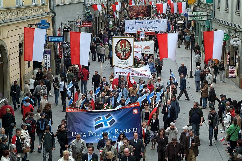 W pochodzie szli przedstawiciele różnych ugrupowań politycznych.