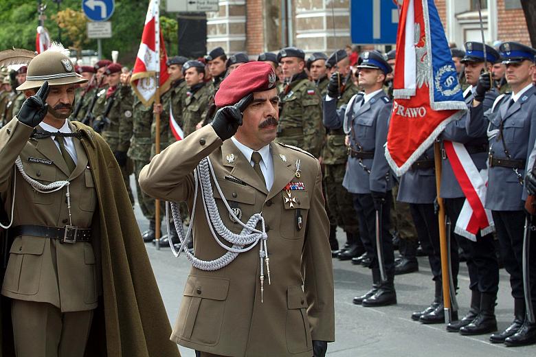 Na placu Matejki dokonano przeglądu zgromadzonych pododziałów.