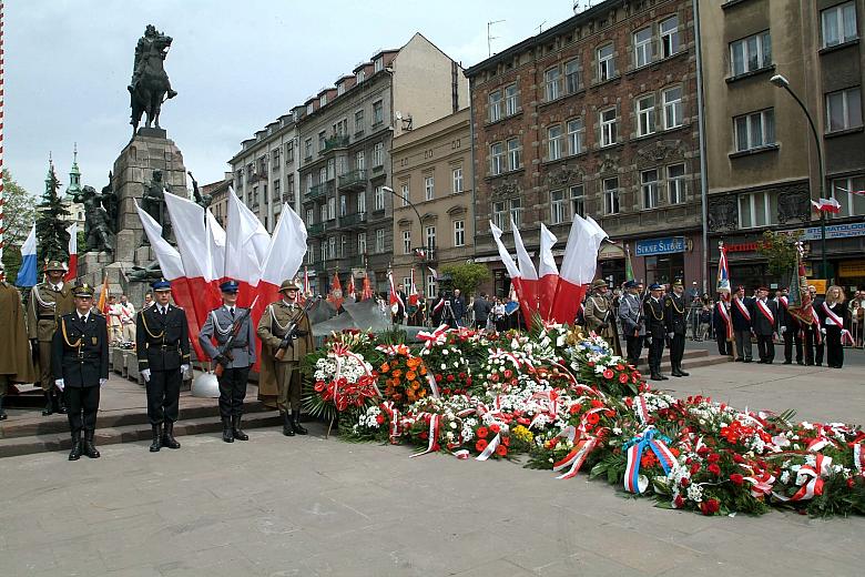 Długi też był szereg złożonych przed Grobem wieńców i wiązanek. 